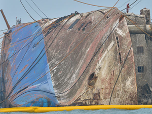 304 kişiye mezar olan Sewol denizden çıkarılmak üzere