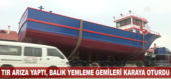 Tır arıza yaptı, balık yemleme gemileri karaya oturdu