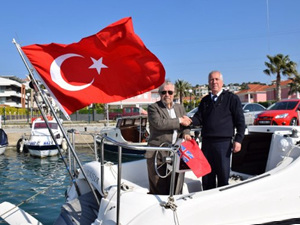 Kalamisia isimli yat, Çeşme'de Türk bayrağına geçen ilk yat oldu