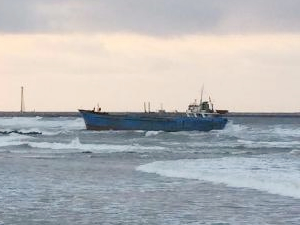 Sakarya'da seferden men edilen hacizli gemi karaya oturdu