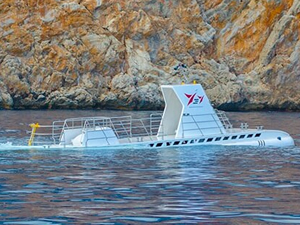 Turistik denizaltı, güzergahındaki balıkları yemliyor