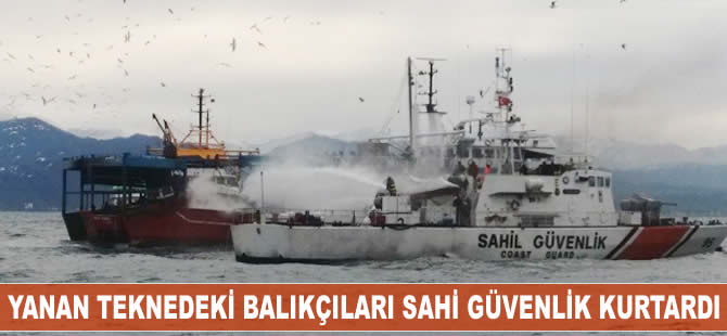Yanan balıkçı teknesindeki balıkçıları Sahil Güvenlik kurtardı
