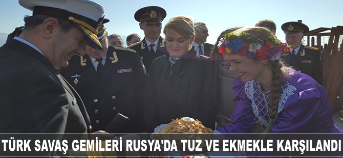 Türk savaş gemileri Rusya'da tuz ve ekmekle karşılandı