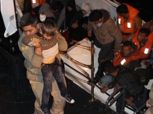 Mültecilerin bulunduğu tekne tahliye edildikten kısa süre sonra battı