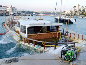 Datça'da 4 yıl önce batan tekne denizden çıkarılıyor