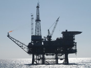 IEA, küresel petrol stoklarının OPEC'in kısıtlamalarına rağmen yükseldiğini bildirdi