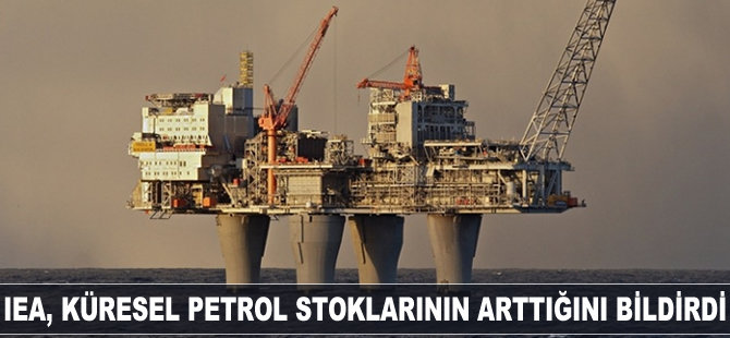 IEA, küresel petrol stoklarının OPEC'in kısıtlamalarına rağmen yükseldiğini bildirdi