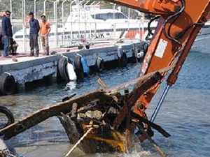 Batık kaçakçı teknesi parça parça çıkarılıyor