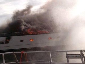 Yanarak batan yatlar denizden çıkartılıyor