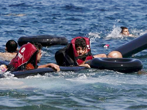 Libya açıklarında mülteci teknesi battı: 20 ölü