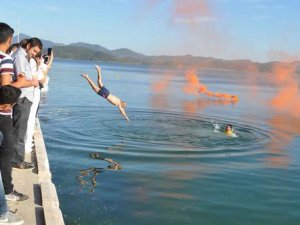 Mezun olan denizci öğrenciler diplomalarını yüzerek aldı