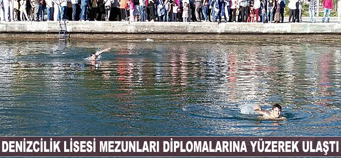 Mezun olan denizci öğrenciler diplomalarını yüzerek aldı