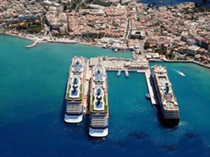 Aydın'nın Kuşadası ilçesine 4 bin 237 yolcusuyla 2 kruvaziyer gemi yanaştı