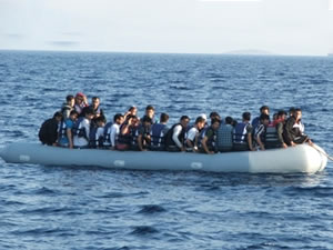 İzmir açıklarında 35 kaçak göçmen yakalandı