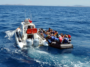 Batma tehlikesi geçiren bottaki 46 göçmen, Sahil Güvenlik ekipleri tarafından kurtarıldı