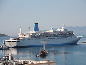 Sezonun ilk kruvaziyeri, bin 200 yolcusuyla Bodrum Limanı'na yanaştı
