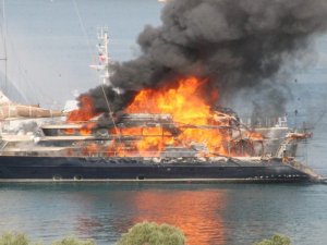 Fransa'nın Saint-Malo Yat Limanı'nda 22 tekne yandı