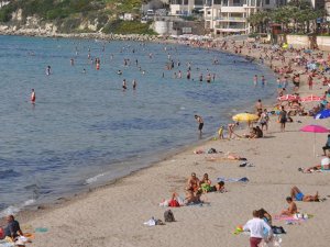 Kuşadası ve Didim sahilleri turist akınına uğradı