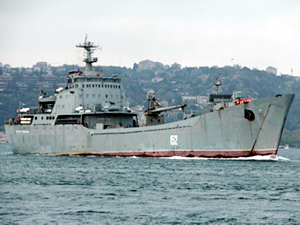 Rus donanmasına ait askeri gemi İstanbul Boğazı'ndan geçti