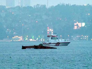 Beykoz açıklarında bir geminin çektiği barç battı