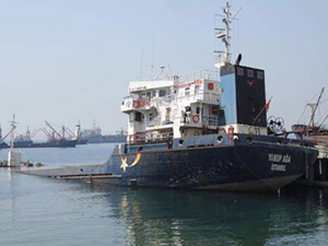 Kartal sahilinde demirli icralık gemi su alarak battı