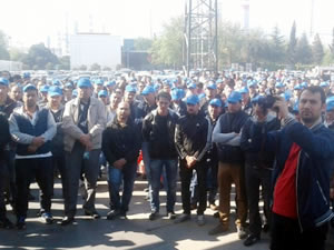Tüpraş işçileri iş bırakma eylemi yapıyor