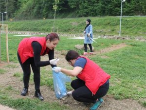 Trabzon'da üniversiteli gençler sahilleri temizledi