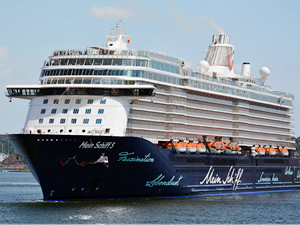 M/S Mein Schiff 5 adlı kruvaziyer gemisi Marmaris Limanı'na yanaştı