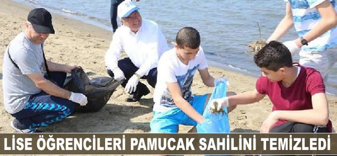 İzmir Selçuk Şehit Erol Olçok Anadolu Lisesisi öğrencileri Pamucak sahilini temizledi