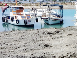 Balıkçı tekneleri için temizlik yapılıyor