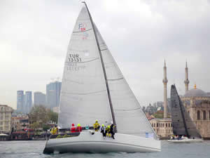 İstanbul Boğazı'nda yılın ilk yarışı "Huafon BAU Bosphorus Sailing Cup" yapıldı