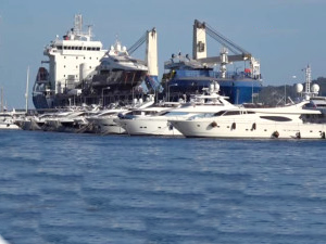 Muğla'ya milyon dolarlık yatlar kargo gemisiyle geldi