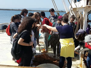 Bilsem öğrencileri balıkçı gemilerini gezdi