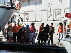 Sahil Güvenlik ekipleri iki ayrı operasyonda 67 kaçak göçmeni yakaladı