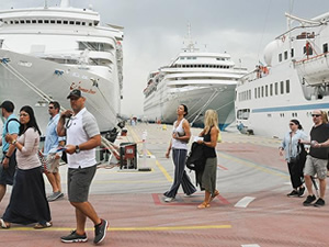 Kuşadası Ege Ports'a 3 gemi birden yanaştı