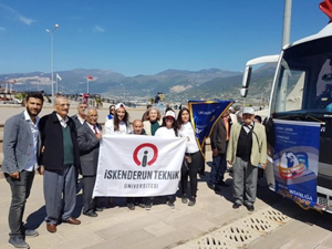 İSTE öğrencileri huzurevi sakinlerine tekne turu düzenledi