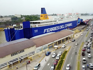 KYDON isimli Ro-Pax, yanaşma esnasında iskeleye bindirdi