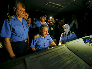 Hulusi Akar, Denizkurdu 2017 Tatbikatı'nda yapılan gece atışlarını takip etti