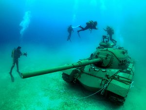 Dalış turizmi için batırılan 45 tonluk tank, Güvercin Adası'na taşındı