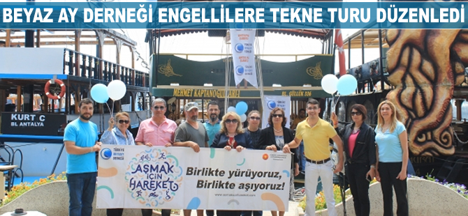 Beyaz Ay Derneği Engellilere tekne turu düzenledi