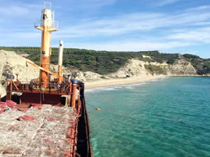 Çanakkale'de karaya oturan M/V Mercy God turistlerin ilgi odağı oldu