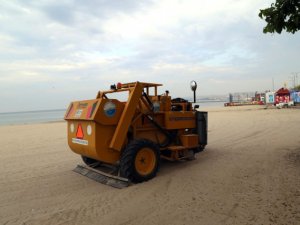 Büyükçekmece'de sahil temizleme çalışmaları devam ediyor