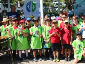 Büyüklerin attığı çöpleri 'Minikler' temizledi