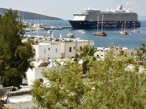 M/S Mein Schiff 5, Muğla'nın Bodrum ilçesine yanaştı