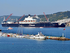 Kablo döşeme gemisi "Pioneering Spirit", Çanakkale Boğazı'ndan geçti