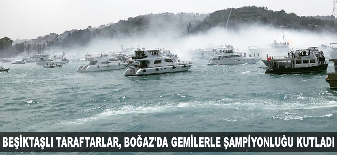 Beşiktaşlı taraftarlar, Boğaz'da gemilerle şampiyonluğu kutluyor