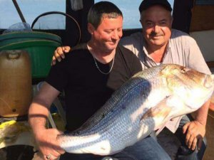 Saros Körfezi'nde oltayla 15 kiloluk balık yakaladı