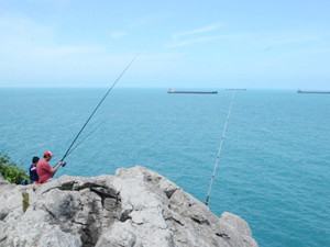 Amatör balıkçılar kayalıklarda balık avladı