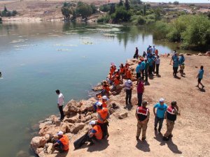 Hatay'ın Kırıkhan ilçesinde bulunan Gölbaşı Gölü'nde temizlik çalışması yapıldı
