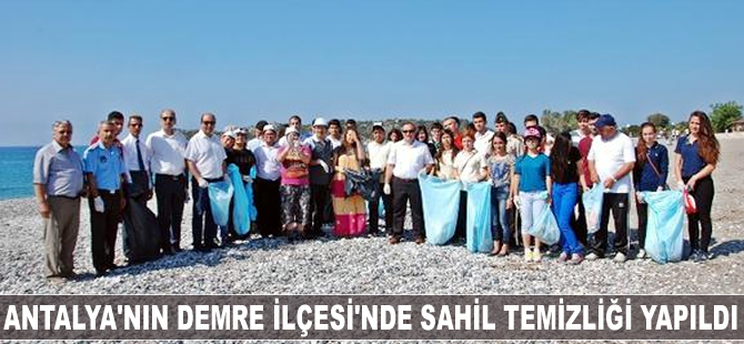Antalya'nın Demre İlçesi'nde bin 100 öğrenci, sahilde temizlik çalışması yaptı